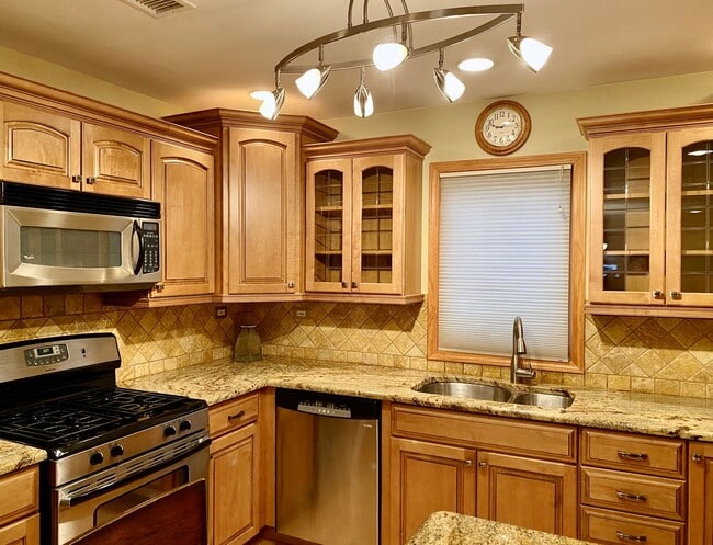 Building Photo - Magnificent 4 Bed / 4.5 Bath Elmhurst Home...