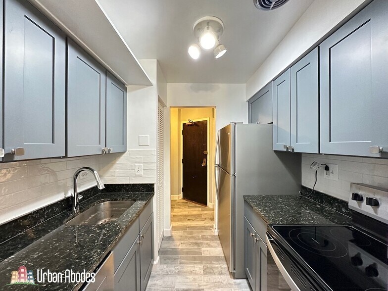 Building Photo - 3815 N Pine Grove Ave