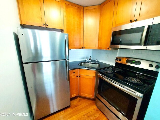 Building Photo - 302 Fifth Avenue Unit 2