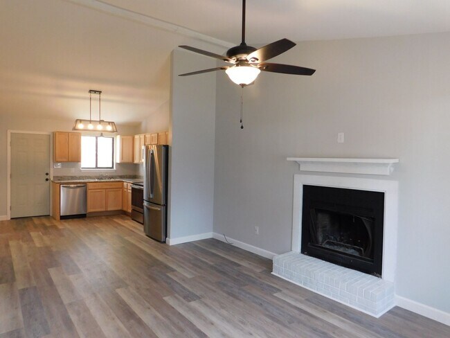 Building Photo - Fully Renovated Modern Duplex