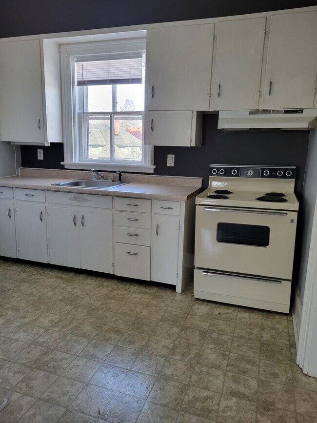 Building Photo - 315 E Maple St