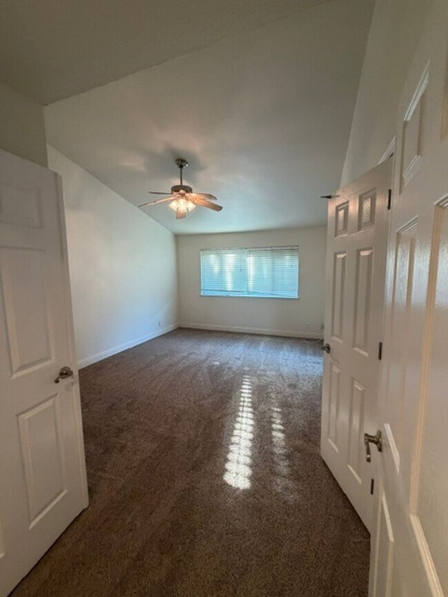 Building Photo - Beautiful Freshly Painted 3 Bedroom and 2 Bathroom Home in Carmichael $2,995.00 + Water