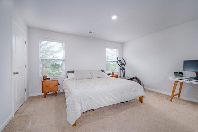 Building Photo - Bright 3-Bed End-Unit Townhome in Cedar St...