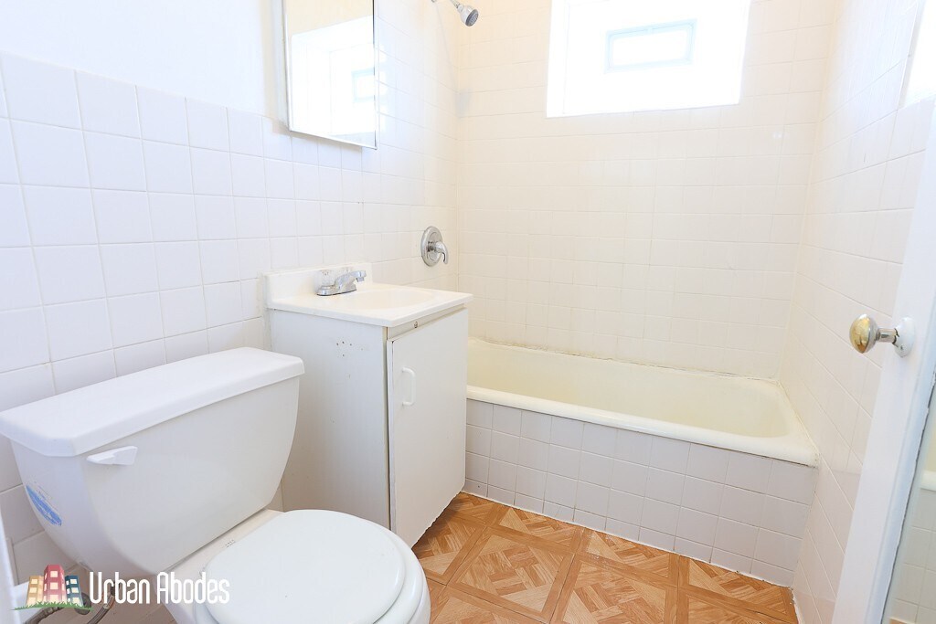 Building Photo - 2234 W Wilson Ave