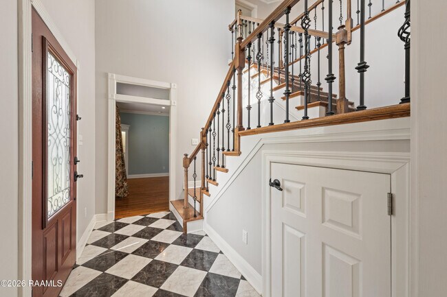 Building Photo - 300 Oak Hollow Dr
