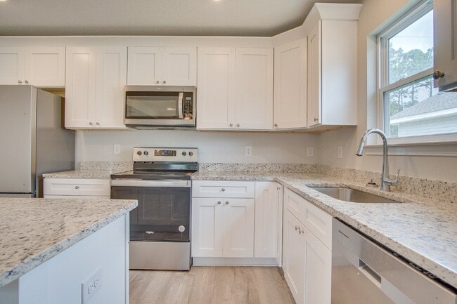 Building Photo - Celebrate the Holidays! Milton Gem – 3BR/2...