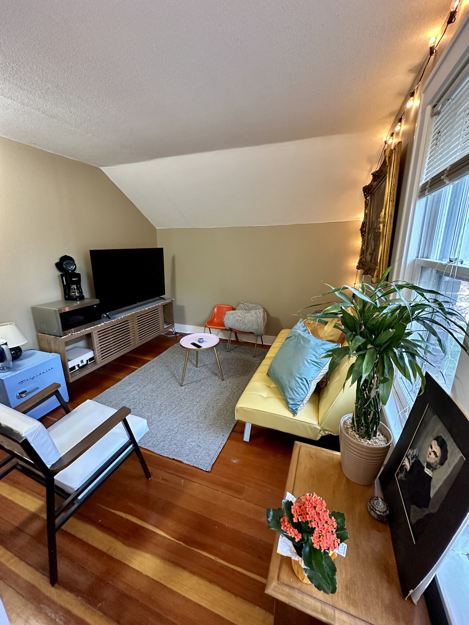 Upstairs large bedroom - 2517 Maplewood Ave