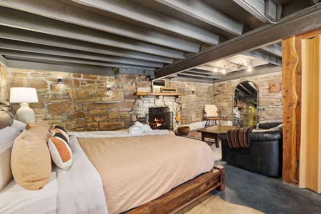 Building Photo - 17097 Lake Sequoyah Dr