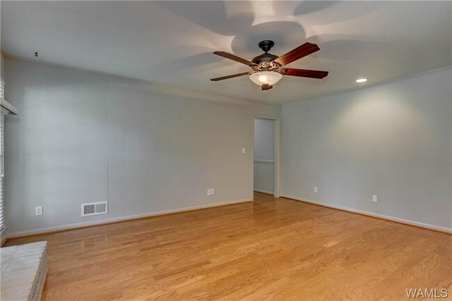 Building Photo - 401 Riverdale Dr