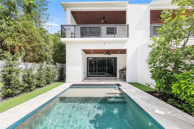 Building Photo - 813 NE 17th Terrace