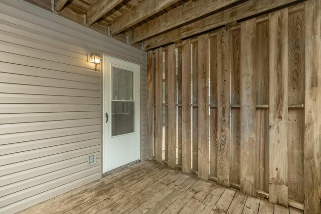 Building Photo - Move In Special: $300 OFF Rent + NO Admin Fee + 1/2 OFF Deposit