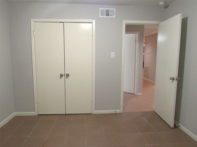 Building Photo - 8414 Beechnut St