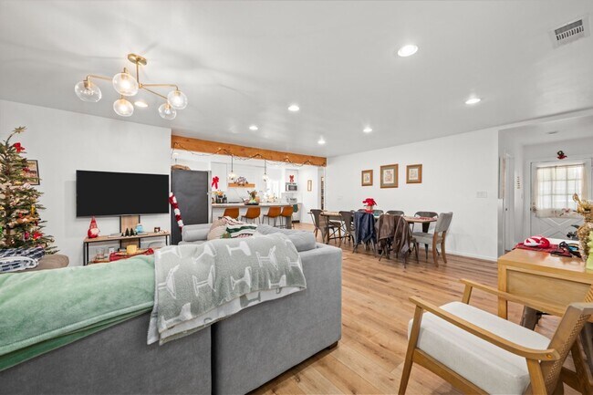 Building Photo - Semi furnished!