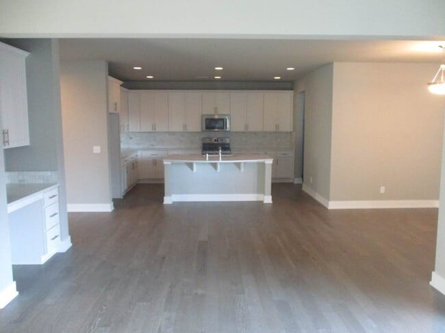 Building Photo - 4 Bedroom 2.5 Bathroom Harbor Hills Home