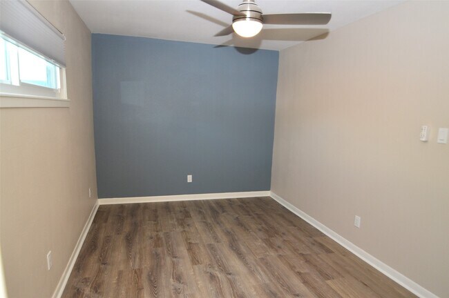 Building Photo - 1725 Avenue O