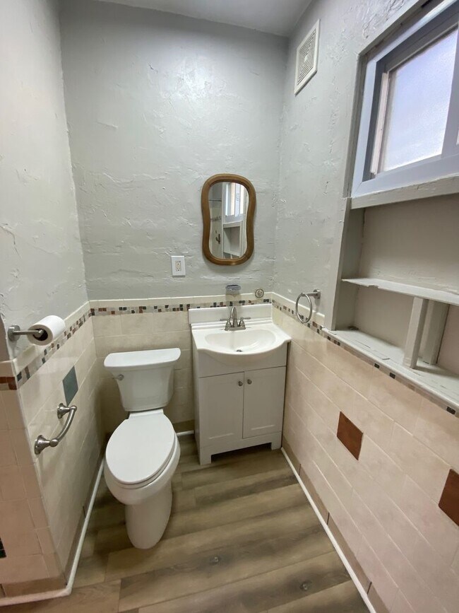 Building Photo - 40 Larchmont Rd