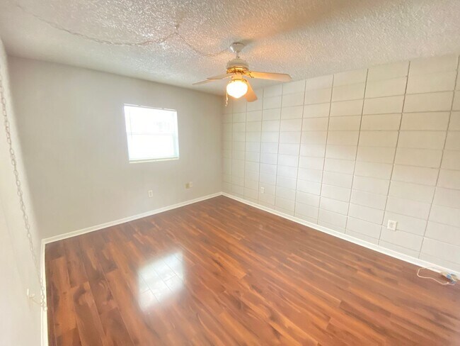 Building Photo - 320 Lakeview St
