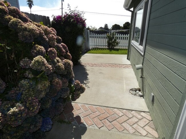 Building Photo - Charming 2 bedroom 2 bath in the heart of ...