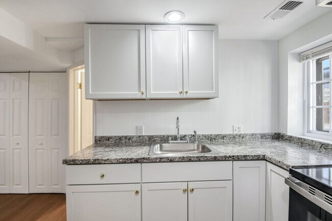 Building Photo - Columbia Heights Apartment | 1 Bed | 1 Bath | 450 Sf