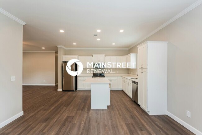 Building Photo - 4 Bedroom Pet-Friendly Home in St. Petersb...