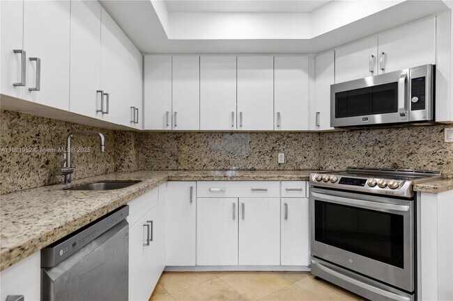 Building Photo - 4925 Collins Ave