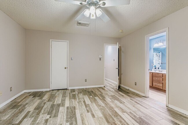 Building Photo - Stunning 3 bedroom home with Easy access t...