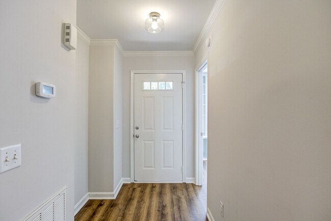 Building Photo - Charming 3 Bedroom Home