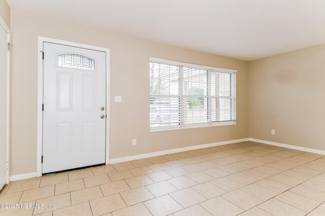 Building Photo - 1146 Busac Ave