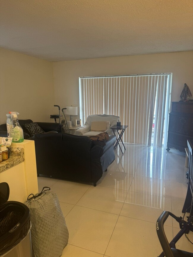 Building Photo - 300 NE 191st St