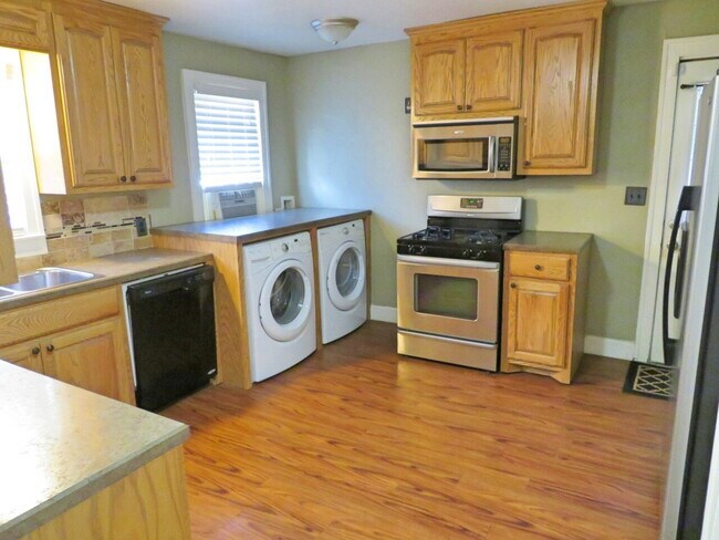 Building Photo - Front House Located Near Parks & Minutes F...