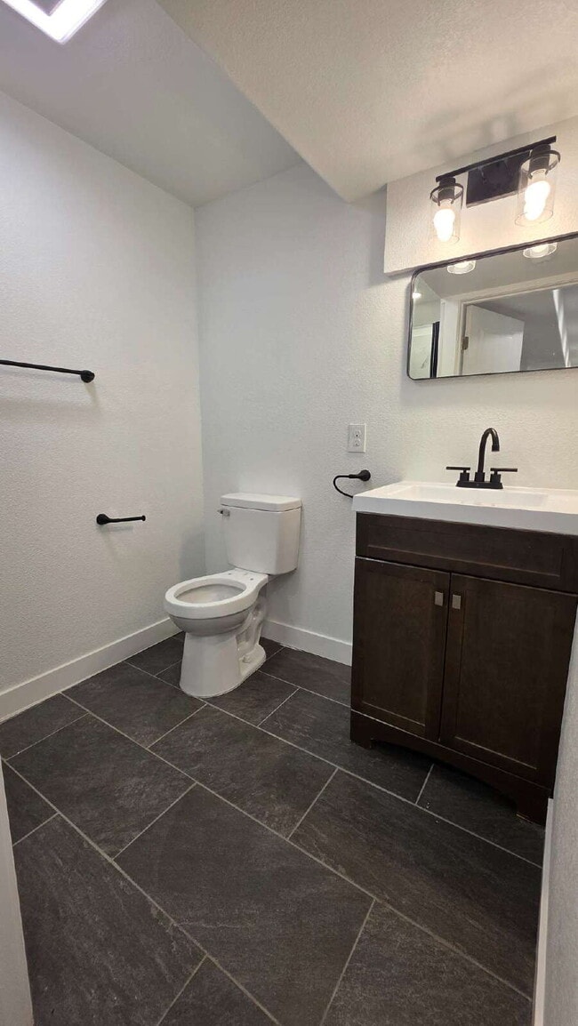 Building Photo - Lorson Ranch 5 bedroom Townhouse near military bases