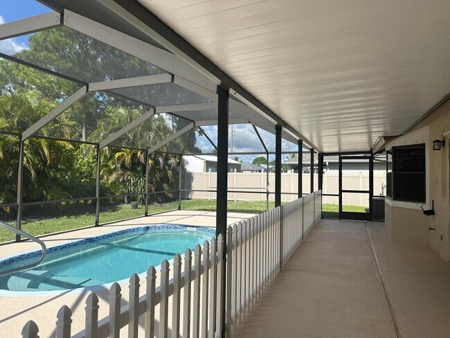 Building Photo - 1686 SE Trumpet Ln