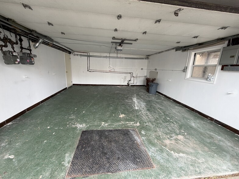 Building Photo - 1318 Mace Ave