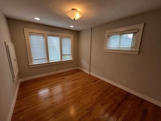 Building Photo - Wallingford Home. 4 beds, 2 bath. garage.