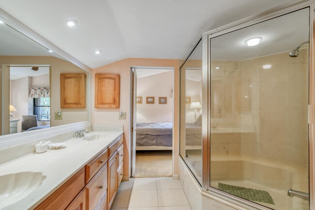 Building Photo - 28 Uno Lago Dr