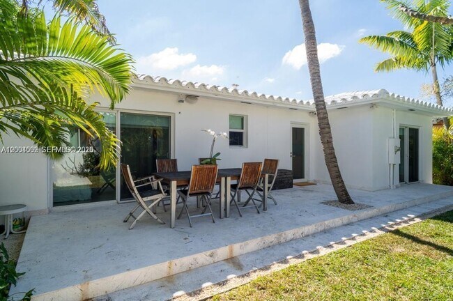 Building Photo - 1123 Bay Dr