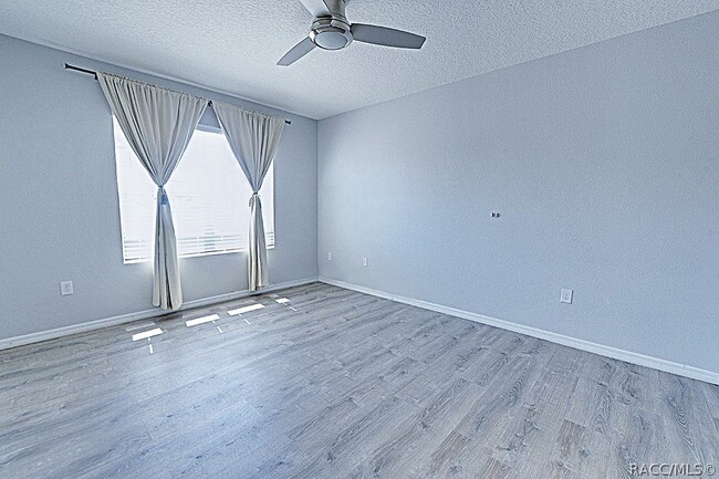 Building Photo - 320 W Runyon Loop