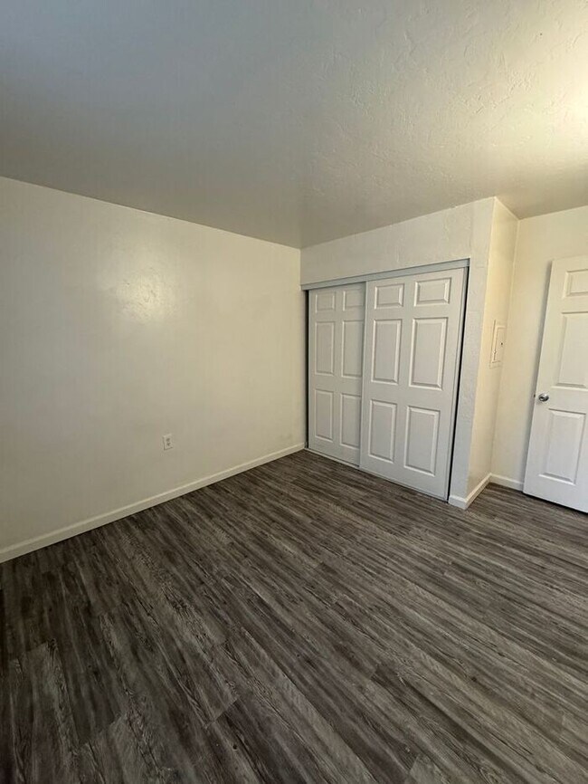 Building Photo - 350 N Silverbell Rd