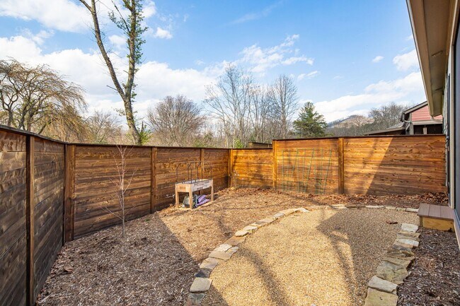 Building Photo - Stunning 3-Bedroom Townhome in Black Mountain's Sweet Birch Commons