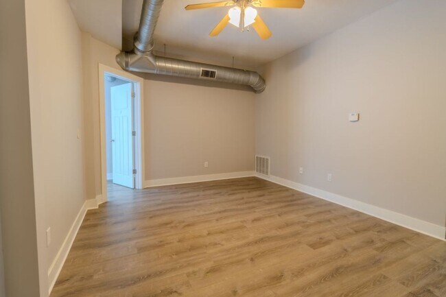 Building Photo - 933 E Front St