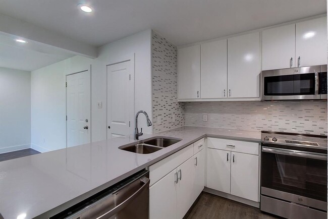 Building Photo - 6910 Hart Ln