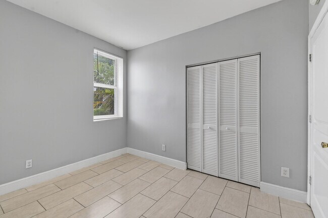 Building Photo - 1401 Division Ave