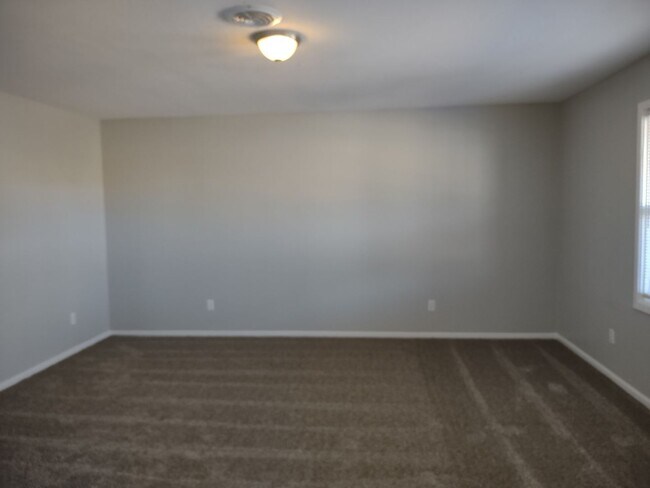 Building Photo - Large Updated 4 Bedroom Home Off University