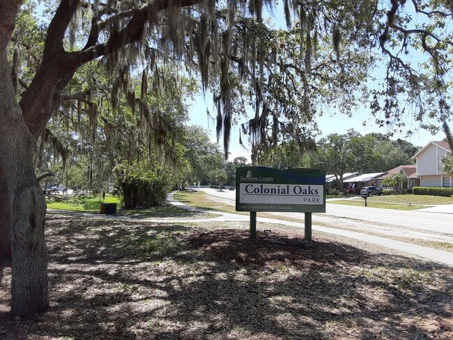 Building Photo - Annual unfurnished 3/2 nicely renovated SFH with large yard overlooking a lake.