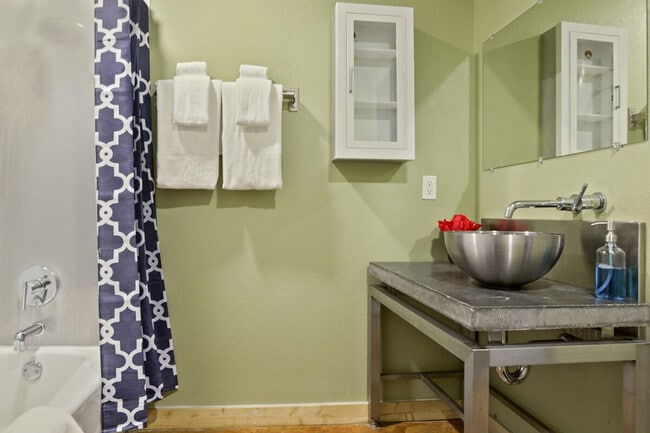 Building Photo - 1041 Constance St