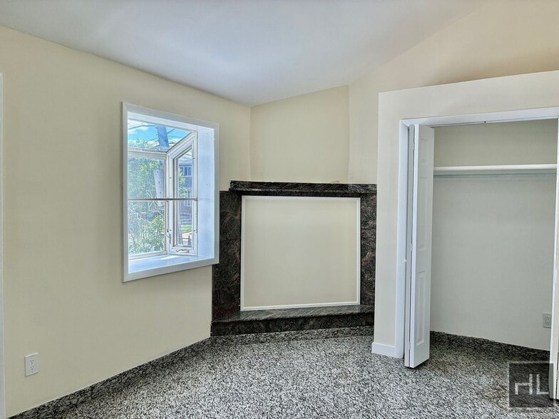 Building Photo - 2.5 bedroom, 1 bath with private porch, Dw, microwave & W/D utilities included