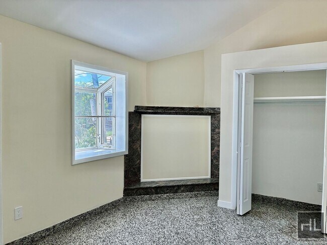 Building Photo - 2.5 bedroom, 1 bath with private porch, Dw, microwave & W/D utilities included