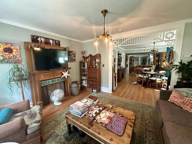 Building Photo - Completely Remodeled, Charming Victorian i...