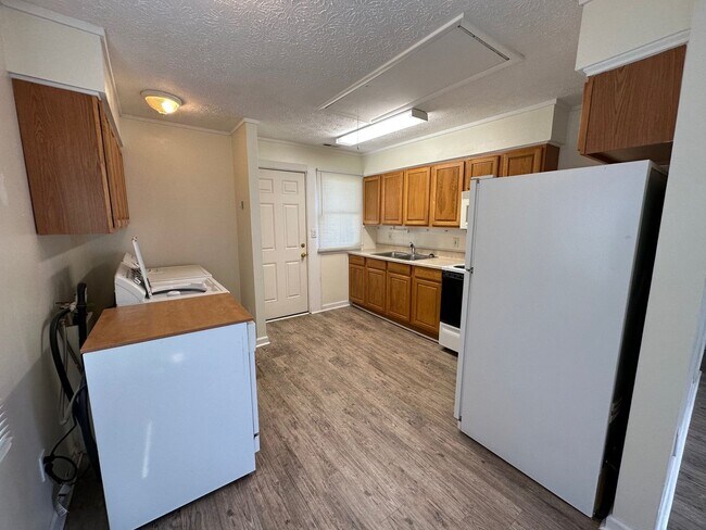 Building Photo - 1528 Redwood Dr