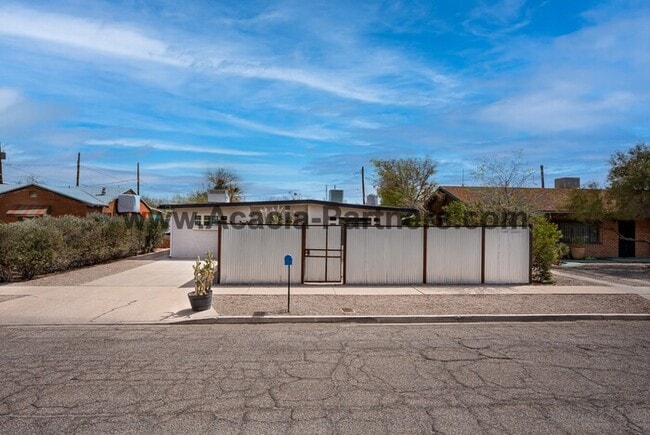 Building Photo - Two Bedroom Home with Guest House